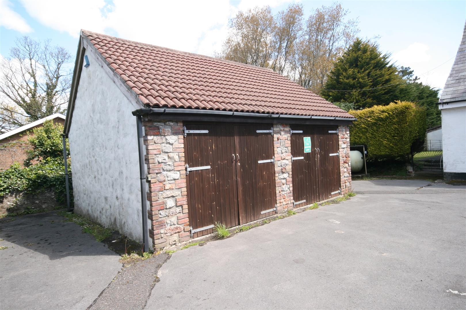 DOUBLE GARAGE